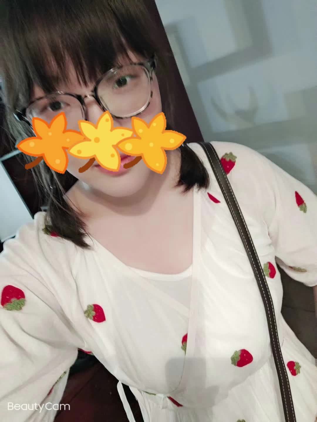 原生家庭缺爱女研究生，第一次见男网友各种讨好式口交